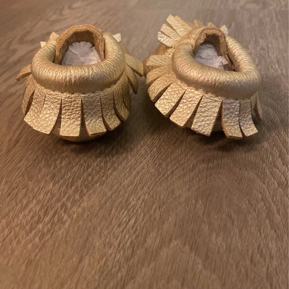 Freshly Picked Platinum Moccasins size 1 - Picture 4 of 7